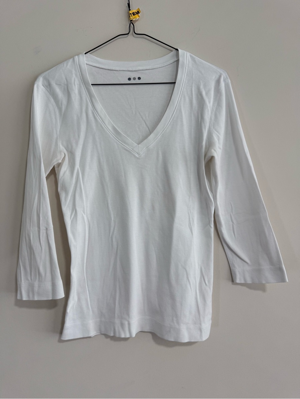 Three Dots White V-Neck 3/4 Length T-shirt. Size M. Like New
